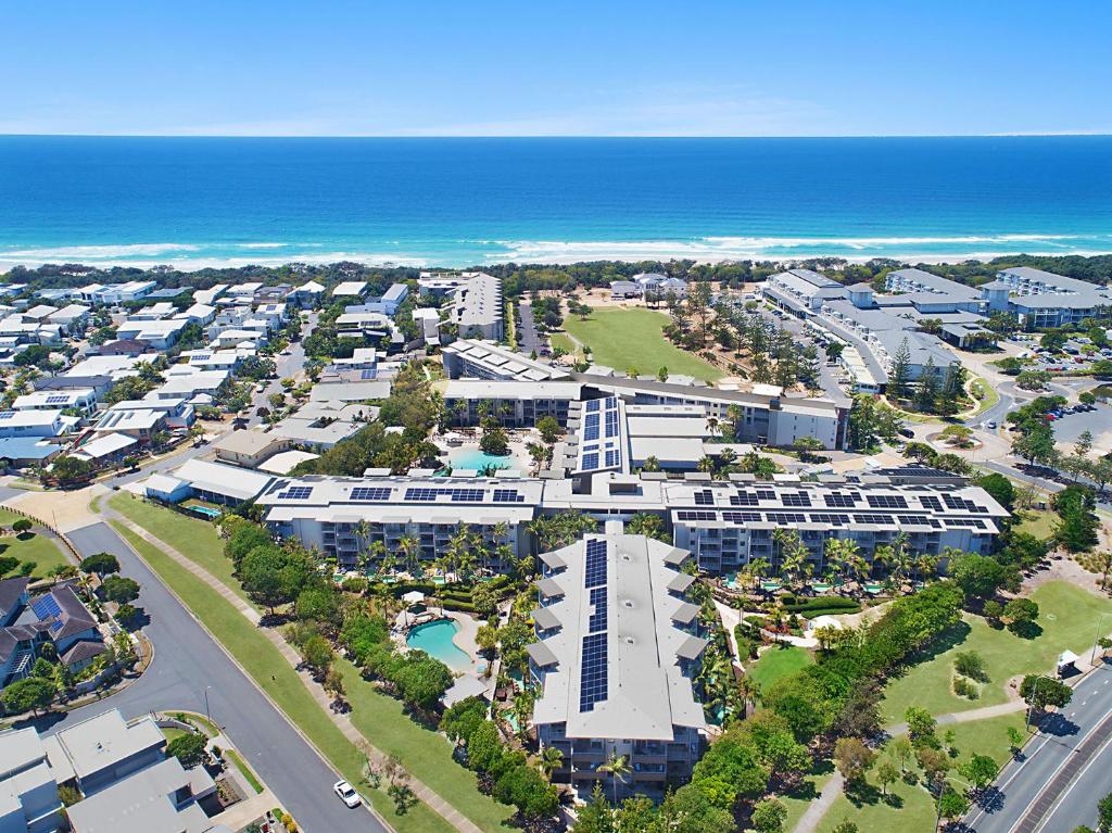 una vista aérea de un complejo cerca del océano en Salt&Pepper Sanctuary - Plunge Pool Resort Apartment by uHoliday - 2BR, 1BR and Studio Hotel Room configurations available en Kingscliff
