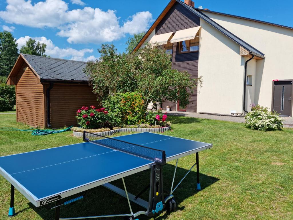 Stolní tenis v ubytování Rīteņi nebo okolí