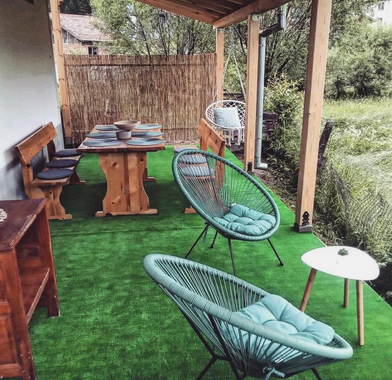 un patio con 2 sillas, una mesa, una mesa y una mesa en Семейна вила Рай Буйново fаmilly villa Paradise Buynovo, en Popovo