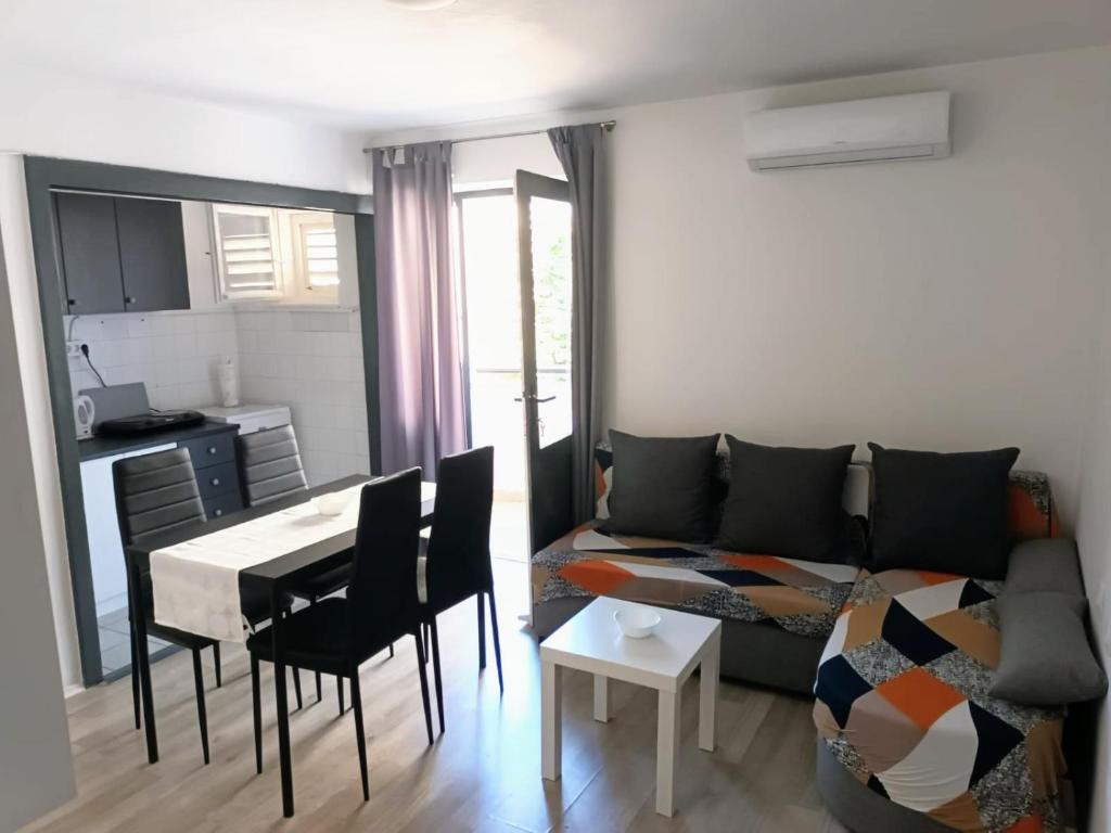 een woonkamer met een bank en een tafel bij Apartment "None" Makarska in Makarska