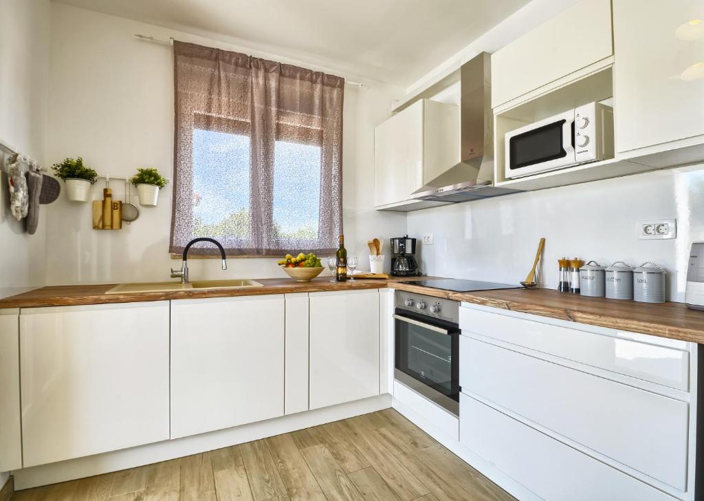 Kuchnia lub aneks kuchenny w obiekcie VILLA Moki mit privatem beheizbarem Pool