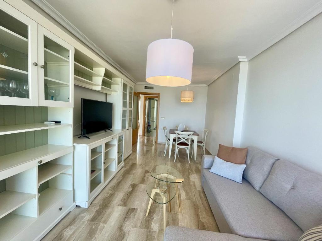 Televízia a/alebo spoločenská miestnosť v ubytovaní Mirador Poniente Beach