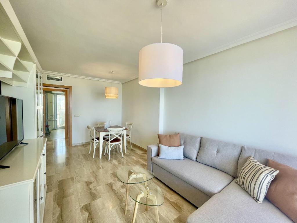 Televízia a/alebo spoločenská miestnosť v ubytovaní Mirador Poniente Beach