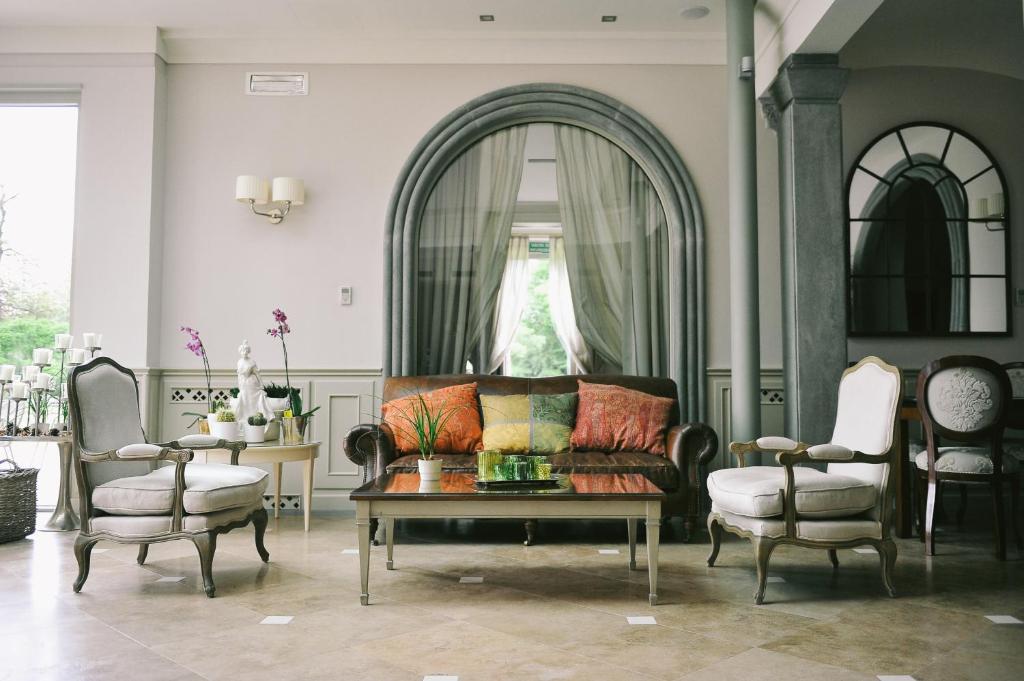a living room with a couch and two chairs at Villa Necchi alla Portalupa in Gambolò