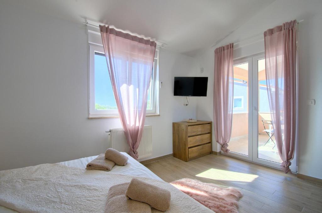 Łóżko lub łóżka w pokoju w obiekcie VILLA Moki mit privatem beheizbarem Pool