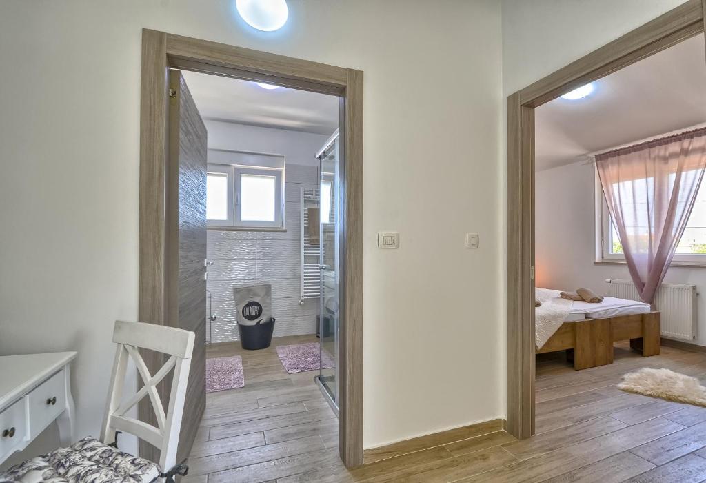 Łóżko lub łóżka w pokoju w obiekcie VILLA Moki mit privatem beheizbarem Pool