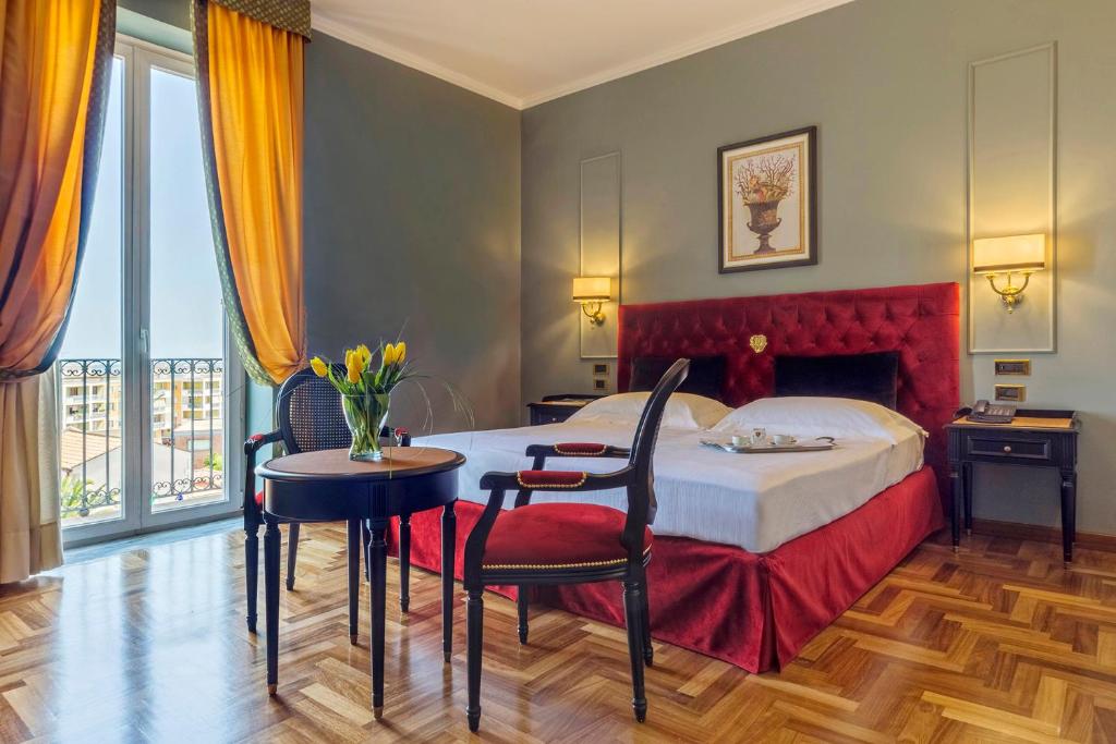Ліжко або ліжка в номері Grand Hotel Villa Politi