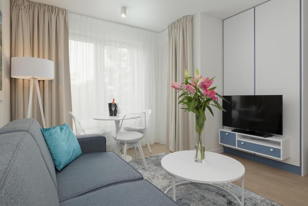 TV a/nebo společenská místnost v ubytování Młyńska 10 by Apartamenty Nad Parsętą
