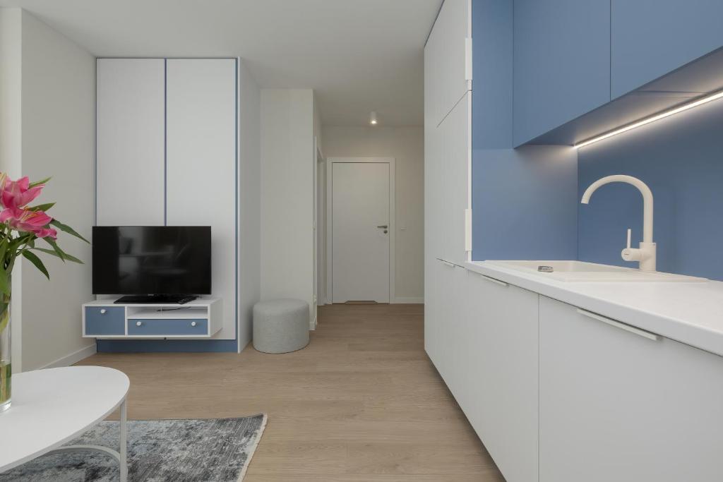 TV a/nebo společenská místnost v ubytování Młyńska 10 by Apartamenty Nad Parsętą