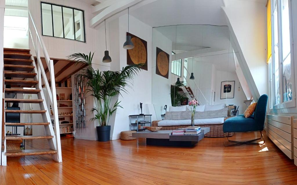 - un salon avec un canapé et un escalier dans l'établissement Atelier&Loft Arty, à Paris