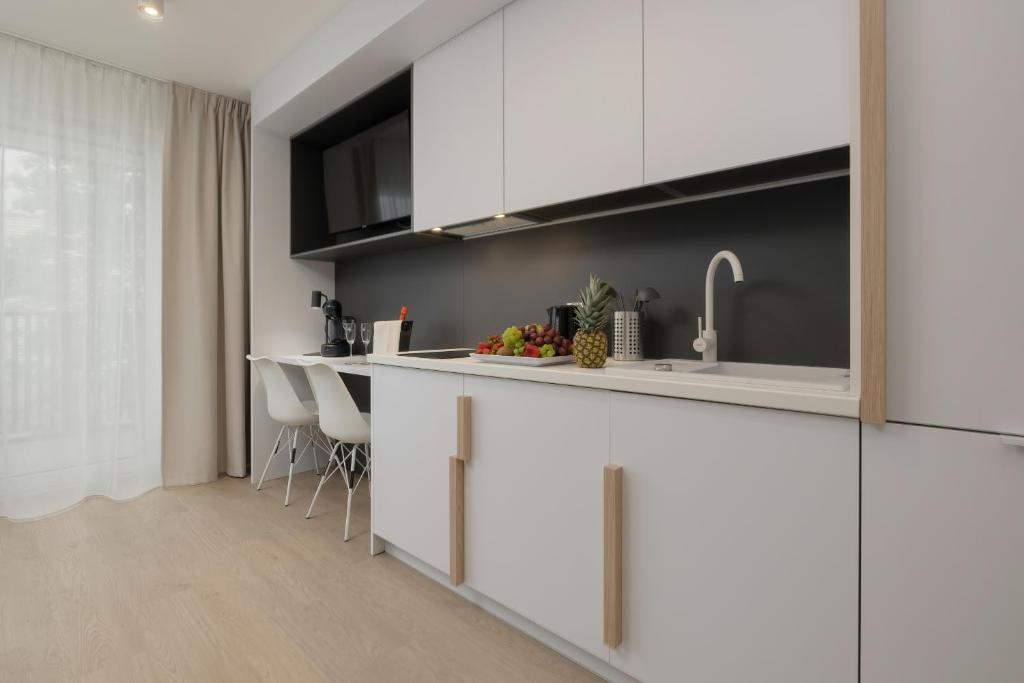 Kuchyň nebo kuchyňský kout v ubytování Młyńska 10 by Apartamenty Nad Parsętą