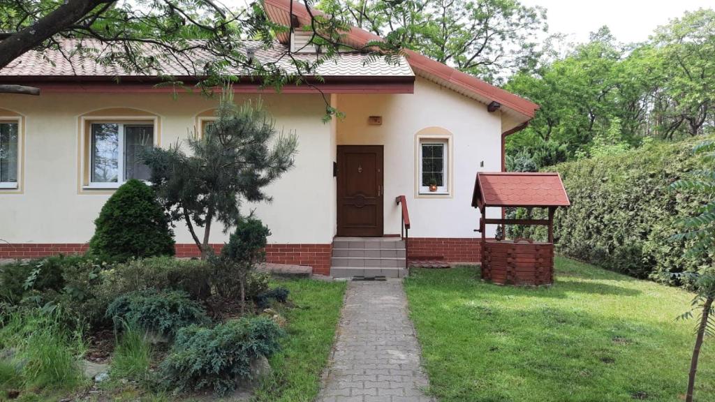 una casa con un camino que conduce a la puerta principal en Dom wakacyjny Grabówka 18a en Milicz