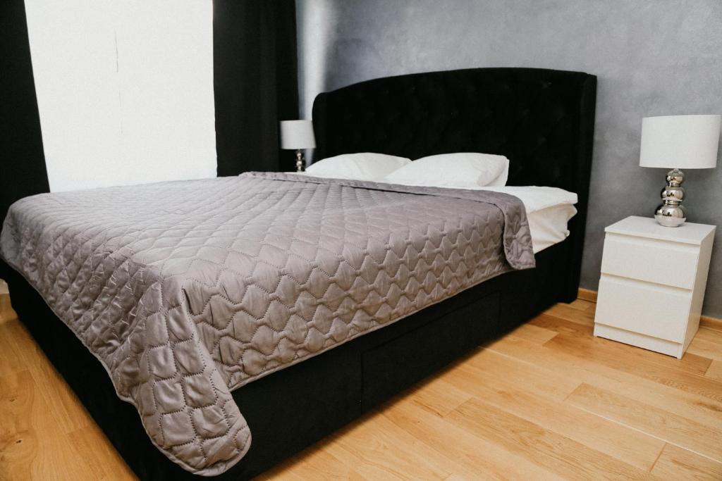 Una cama o camas en una habitación de Vesiroos Apartment - Free parking