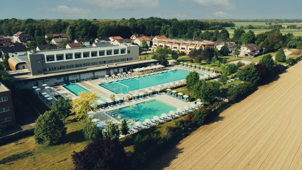 einen Luftblick auf ein Resort mit einem Pool in der Unterkunft Hotel Vivat in Moravske-Toplice