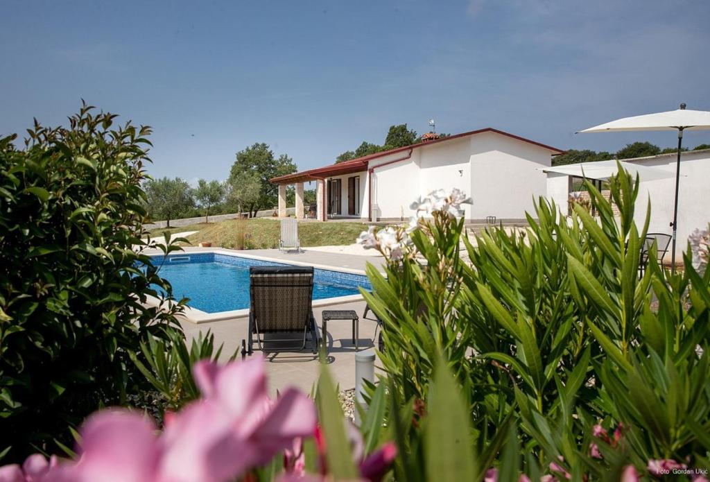 Villa con piscina y casa en Holiday House Ivanka for 5 persons with pool contry side of Rovinj, en Rovinjsko Selo