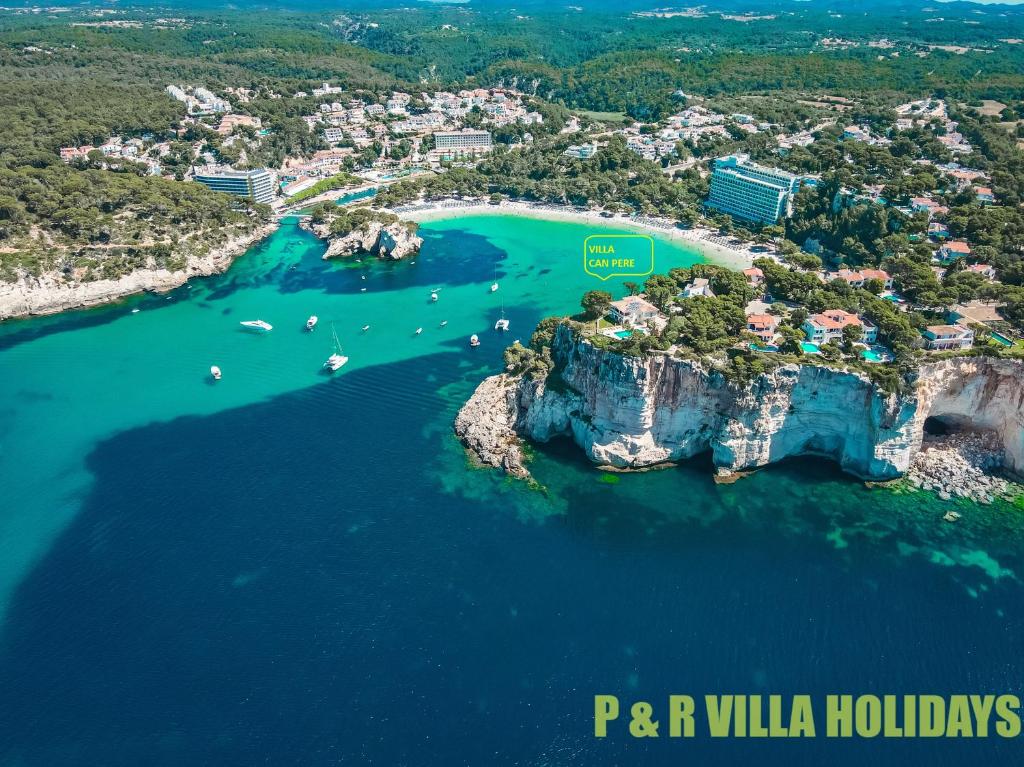 una isla en el océano con barcos en el agua en Villa Can Pere Cala Galdana Menorca en Cala Galdana