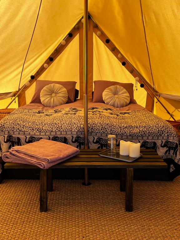 Katil atau katil-katil dalam bilik di Vättervy Glamping