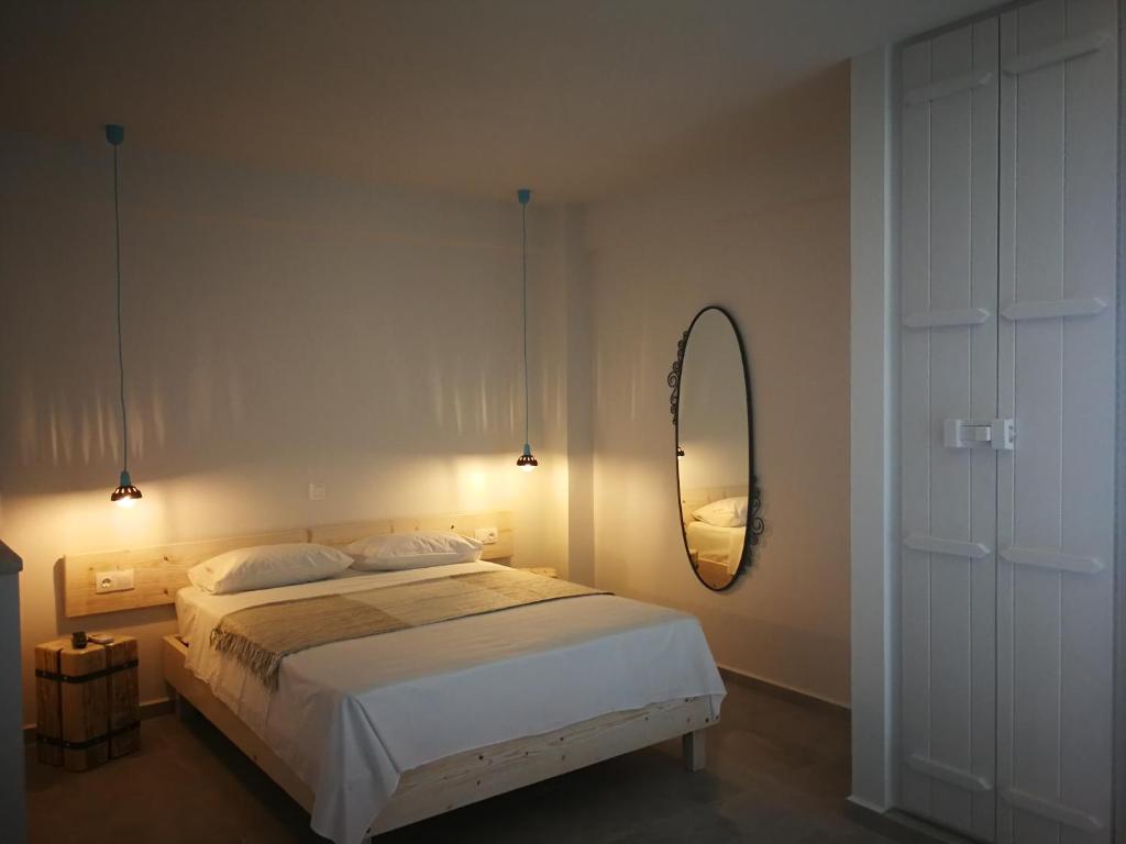 sypialnia z dużym łóżkiem i lustrem w obiekcie APARTMENTS BY THE SEA w mieście Gázion