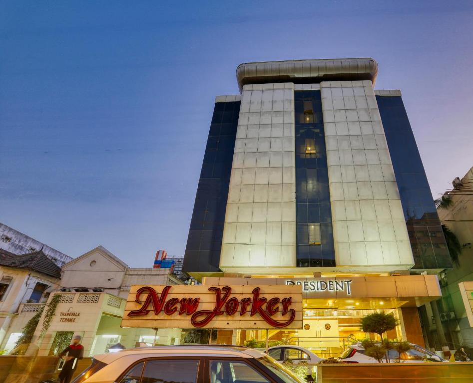 un nuevo edificio de bromistas con un coche delante de él en Hotel President, en Indore