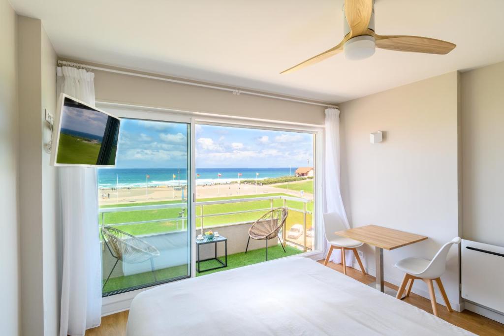 a bedroom with a bed and a view of the ocean at La Suite de l'Océan - Vue exceptionnelle in Biscarrosse