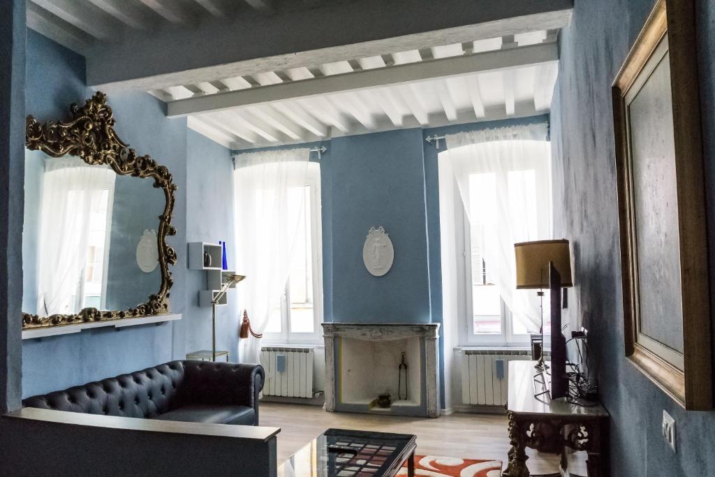 Lo Specchio في بارما: غرفة معيشة مع أريكة ومدفأة