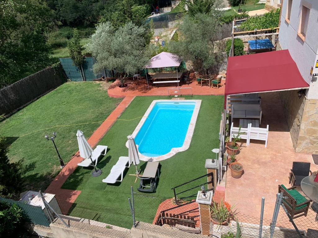 an overhead view of a backyard with a swimming pool at The Happy House in Mont Barbat