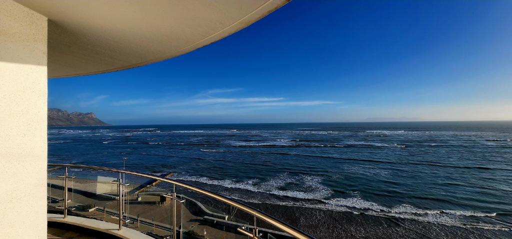 einen Blick auf das Meer von einem Kreuzfahrtschiff in der Unterkunft Hibernian Towers in Kapstadt