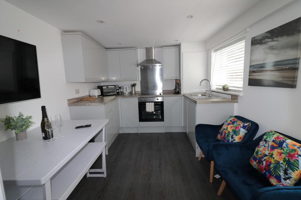 Lovely 2 Bedroom Ground Floor Flat on Mount Street - Housity