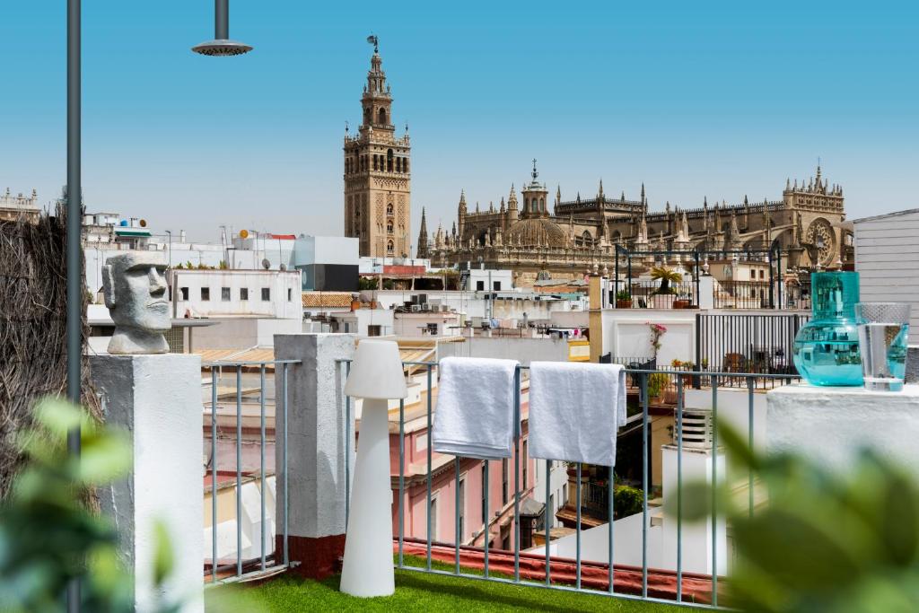 vistas a la ciudad desde el techo de un edificio en MonKeys Apartments Luxury Penthouse Cathedral & Terrace, en Sevilla