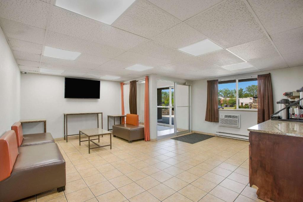 Rodeway Inn & Suites Grand Rapids Southeast photo