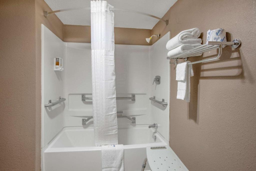 Rodeway Inn & Suites Grand Rapids Southeast photo
