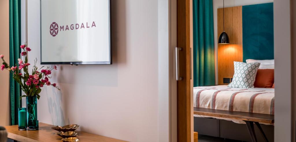 Postel nebo postele na pokoji v ubytování Magdala Hotel