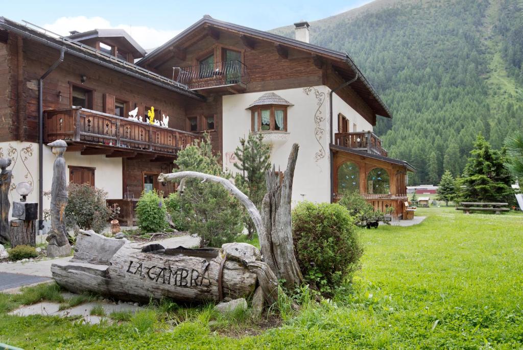 dom z pomnikiem przed nim w obiekcie Appartamento Larice Chalet Cambra w Livigno