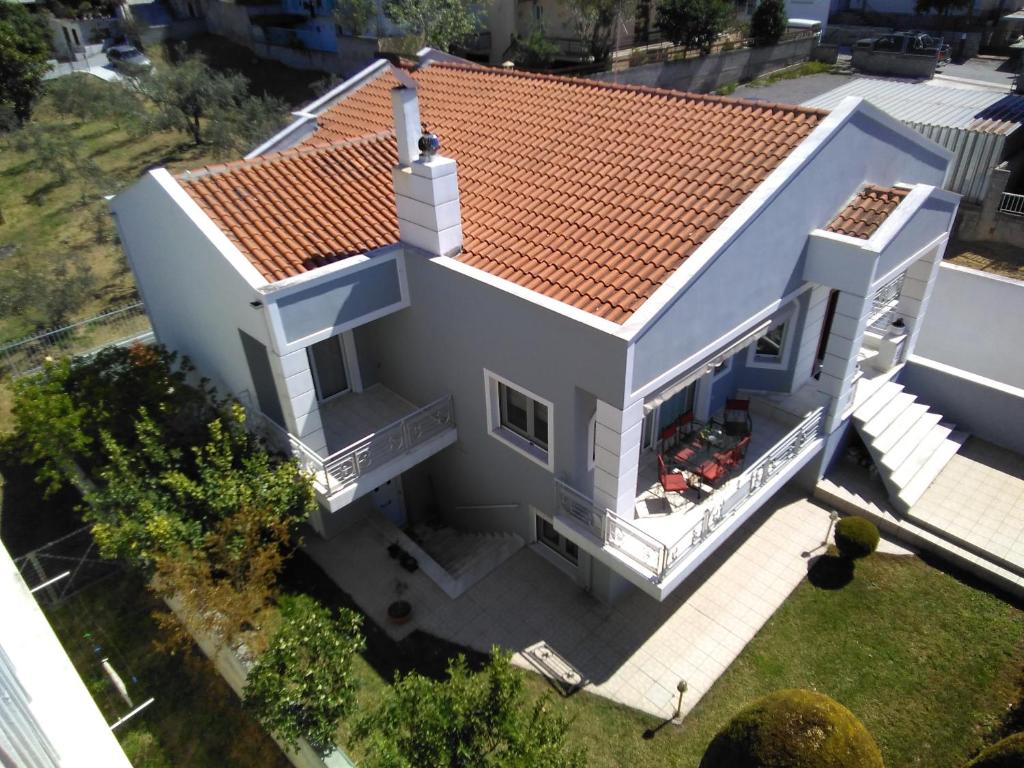 una vista aérea de una casa blanca con techo rojo en La maison de Catherine en Volos