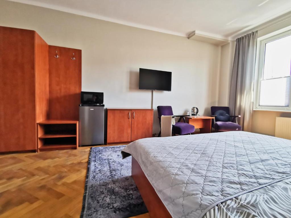 Televízia a/alebo spoločenská miestnosť v ubytovaní Studio Centrum Gdynia Świętojańska