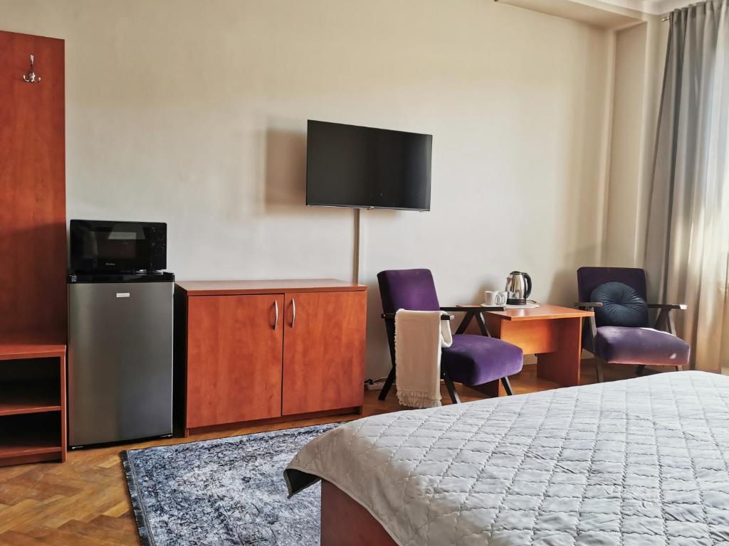 Televízia a/alebo spoločenská miestnosť v ubytovaní Studio Centrum Gdynia Świętojańska