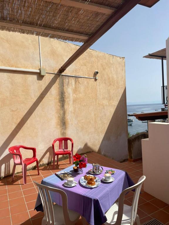 stół z talerzami jedzenia na patio w obiekcie Hotel Residence Il Mulino w mieście Alicudi