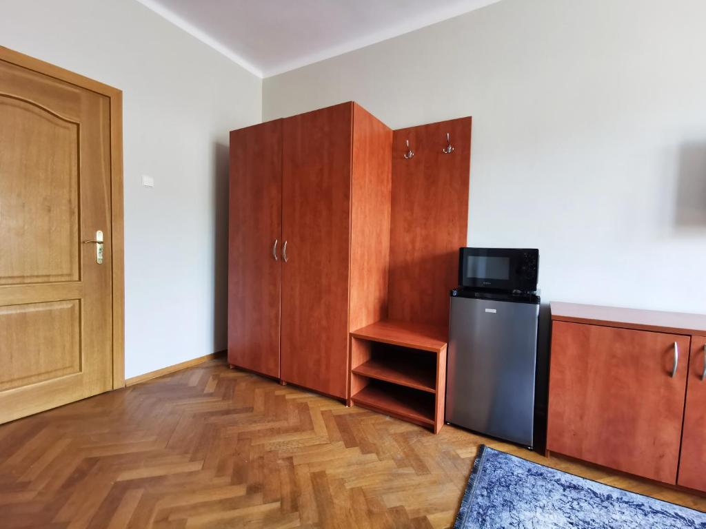 Televízia a/alebo spoločenská miestnosť v ubytovaní Studio Centrum Gdynia Świętojańska