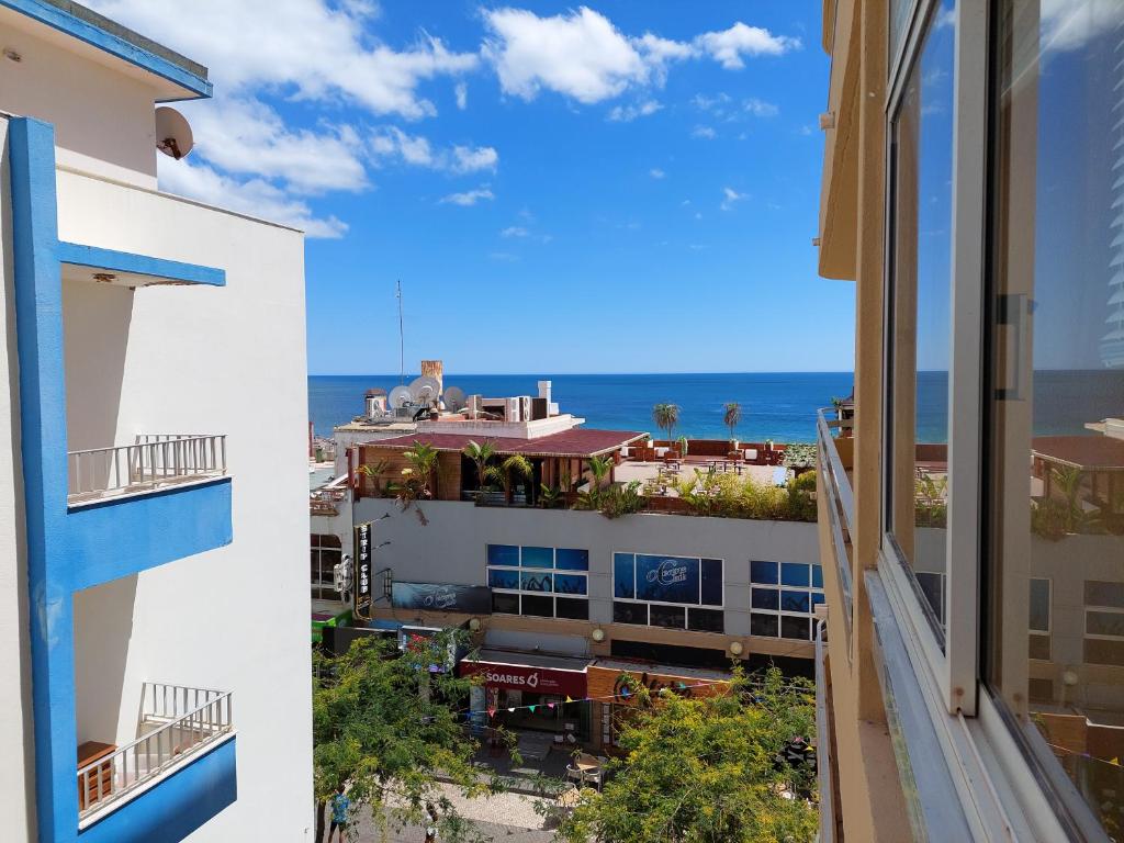 vistas al océano desde el balcón de un hotel en Alltravel Praia da rocha, en Portimão