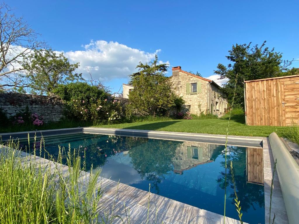 una piscina en el patio de una casa en Maison de rêve avec piscine au milieu des vignes, en Berrie