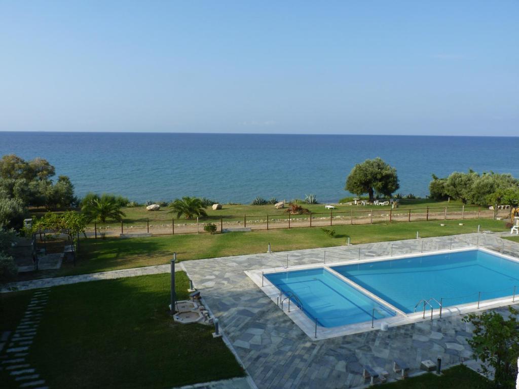 Bazén v ubytovaní ΜΑΡ-ΒΙΛ HOUSES BY THE SEA alebo v jeho blízkosti
