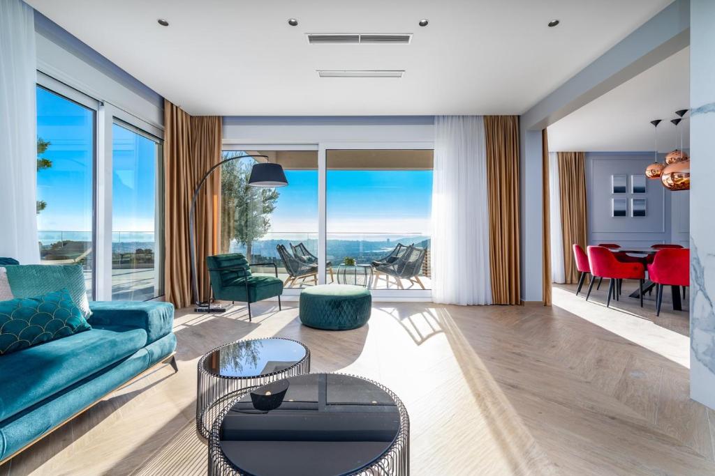 Posedenie v ubytovaní Luxury Villa 7th Heaven with heated pool, hot-tub, gym, panoramic views on town Split