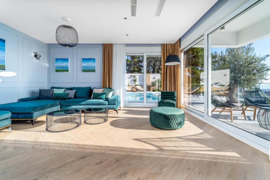 Posedenie v ubytovaní Luxury Villa 7th Heaven with heated pool, hot-tub, gym, panoramic views on town Split