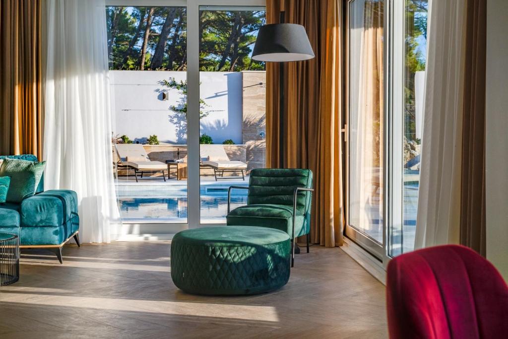 Posedenie v ubytovaní Luxury Villa 7th Heaven with heated pool, hot-tub, gym, panoramic views on town Split