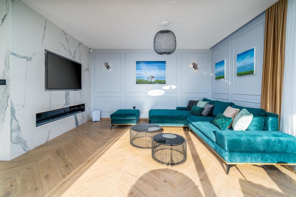 Posedenie v ubytovaní Luxury Villa 7th Heaven with heated pool, hot-tub, gym, panoramic views on town Split