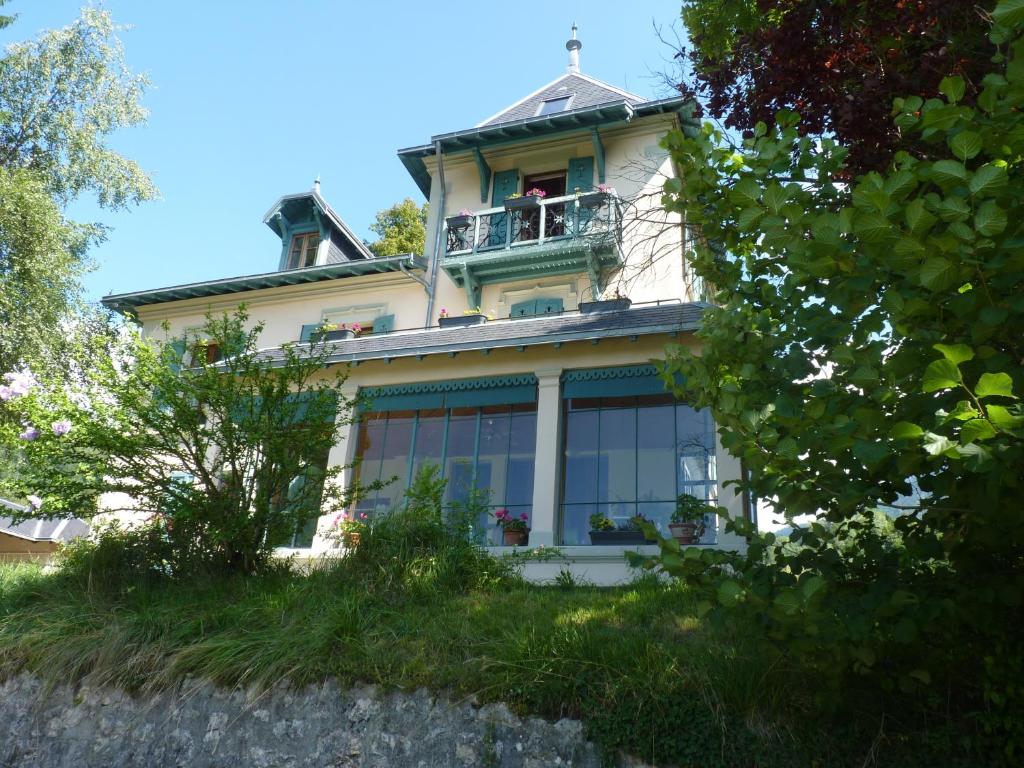 une maison avec un balcon au-dessus dans l'établissement Domaine de la Sauge, à Saint-Christophe