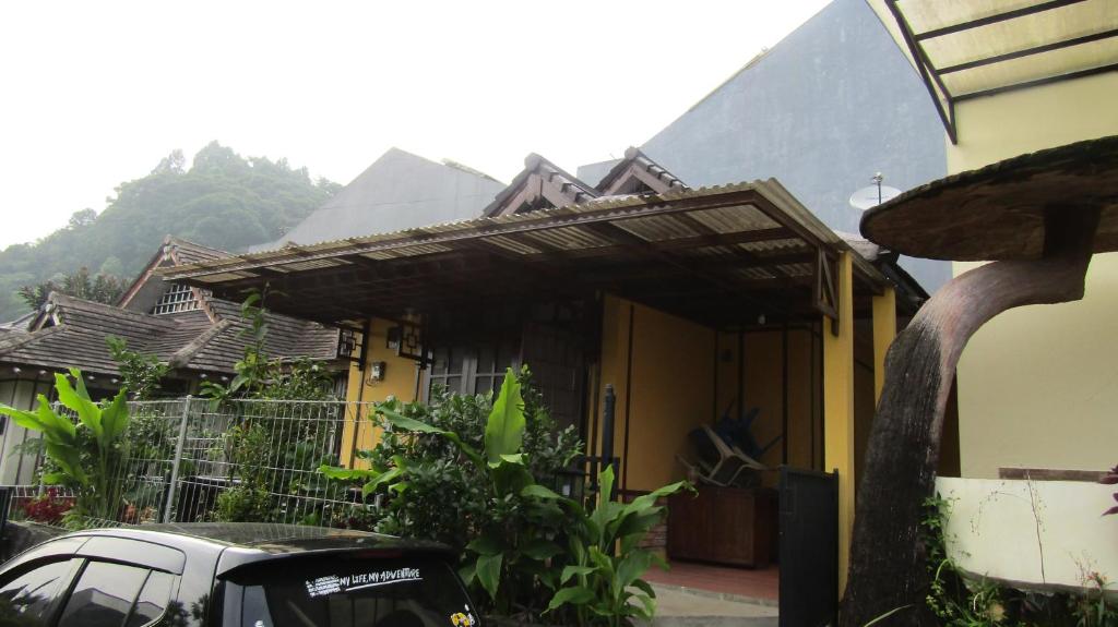 une maison avec une voiture garée devant elle dans l'établissement VILLA HZ, à Sindanglaya