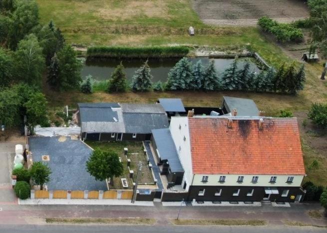 z góry widok na dom z dachem w obiekcie Apart Oderblick w mieście Neubleyen