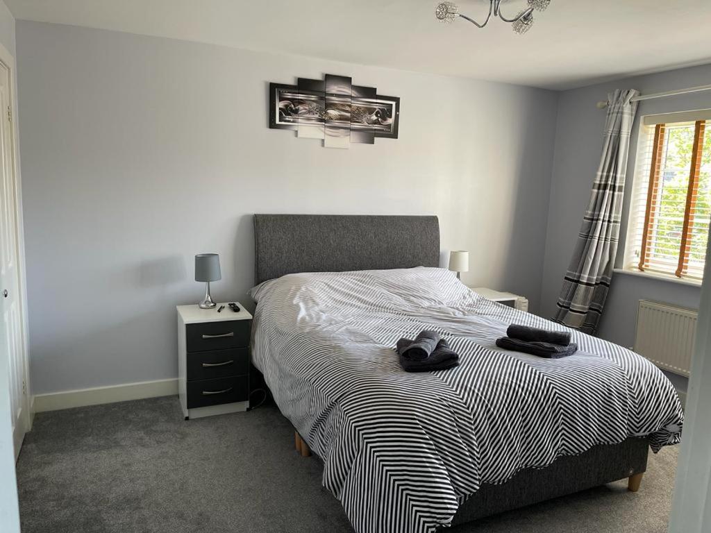 Kingsize en-suite bedroom in a residential home