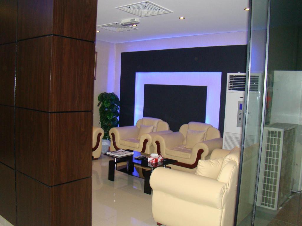 Posezení v ubytování Savoy Grand Hotel Apartments